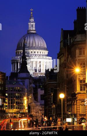 St. Paul`s Cathedral bei Nacht, bei Nacht von der Fleet Street aus gesehen, Großbritannien, England, London Stockfoto